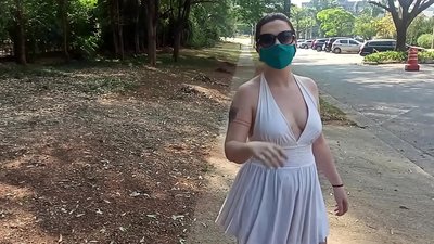 Δημόσιο γυμνό: μια κοπέλα από τη Ρωσία προσπαθεί να βγάλει τα ρούχα της στους δρόμους του Ρίο ντε Τζανέιρο. Παραλίγο να συλληφθεί.